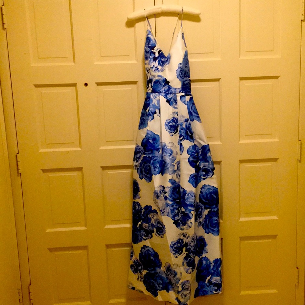 Ballgown pretty blue flowers on white background by &by size 7